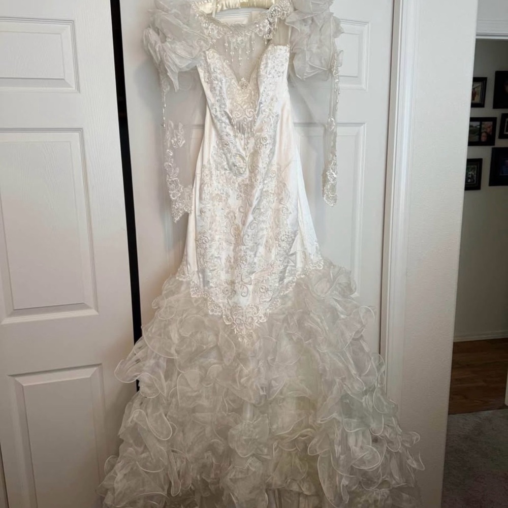 Vintage Ivory Ruffled Lace Mermaid Wedding Dress